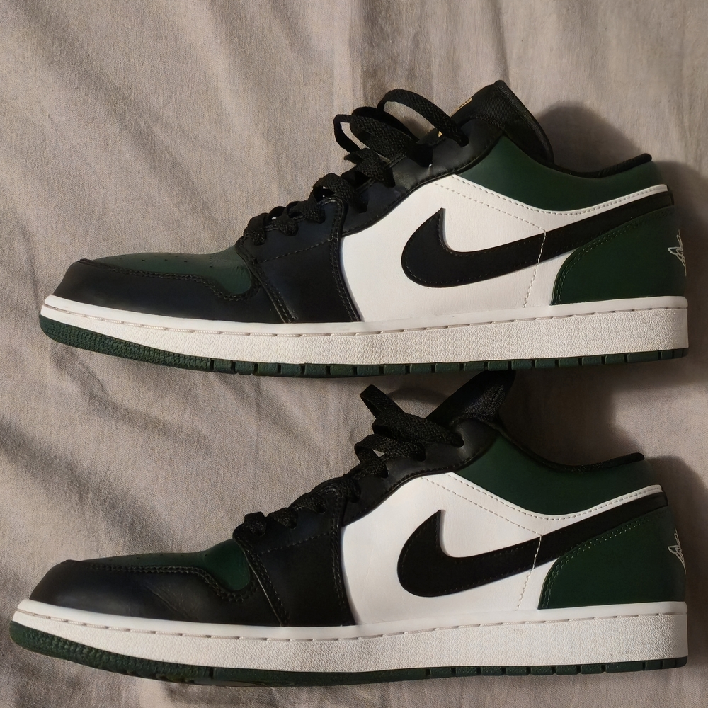 Nike Men's Black, White, and Green Low-Top Sneakers